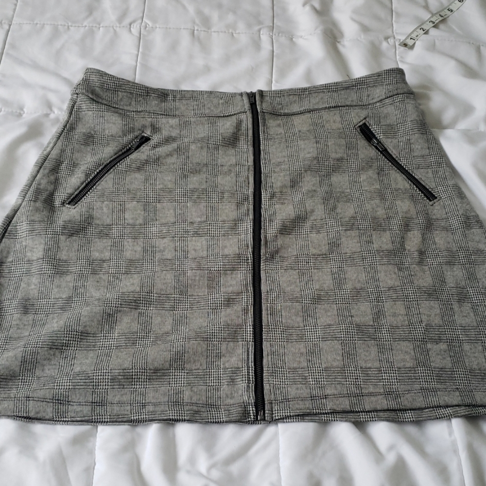 Gap Plaid Zip-Front Mini Skirt
black plaid